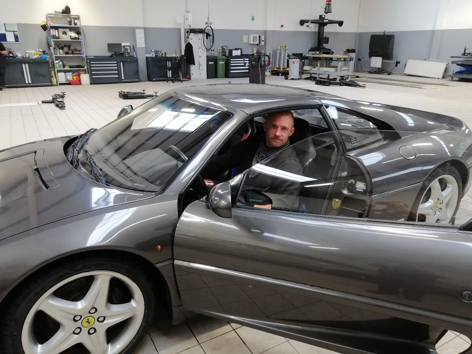 Jeden z członków zespołu podczas pracy